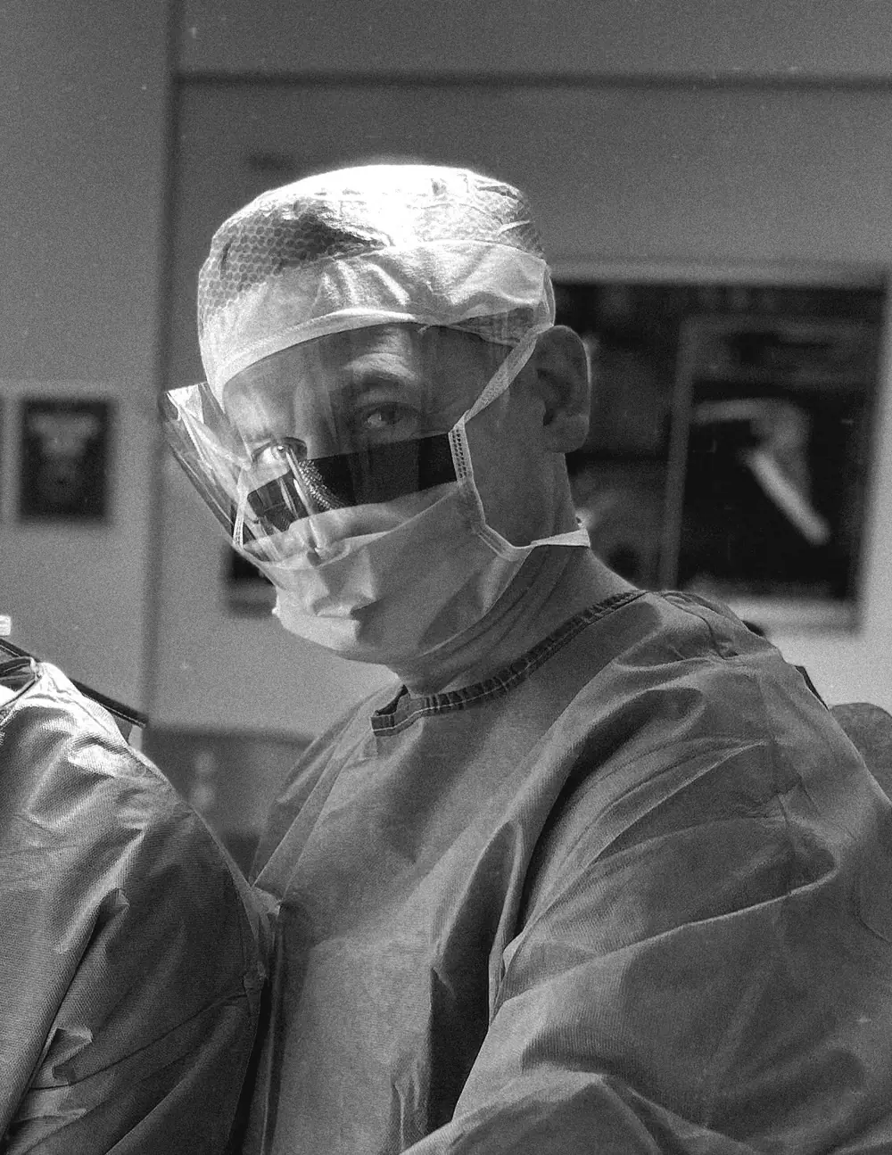 dr n. med. Bartosz Sobieski podczas zabiegu na sali operacyjnej